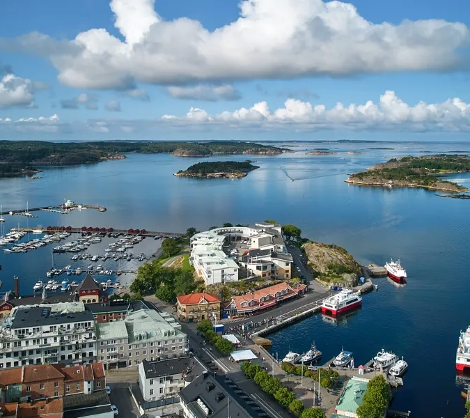 En flygbild av Strömstads hamn med båtar i vattnet.