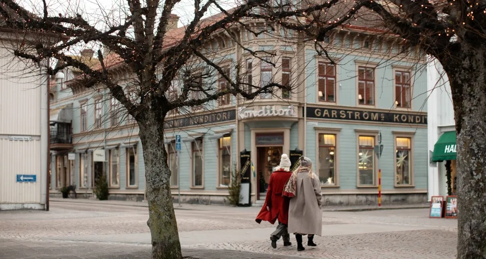 Två personer som går över en gata.