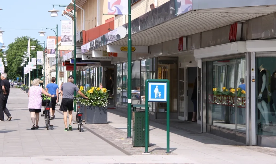 Gågatan inne i centrum med butiker och folk i rörelse.