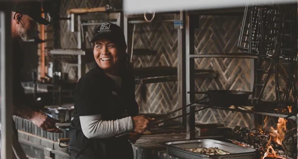 Kock som grillar hos Kläpphagen på Sydkoster.
