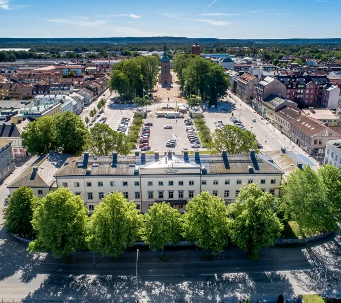 En flygbild av en stor byggnad med träd framför sig.
