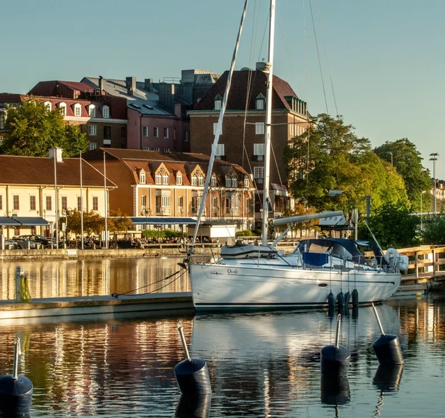 Segelbåt ligger förtöjd vid Spiköns gästhamn