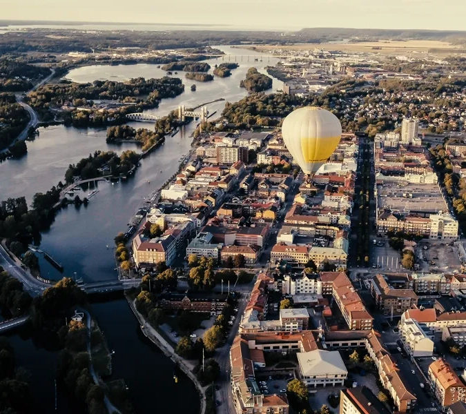 En varmluftsballong som flyger över en stad.