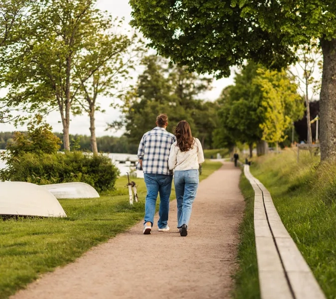 En man och en kvinna går längs en stig.