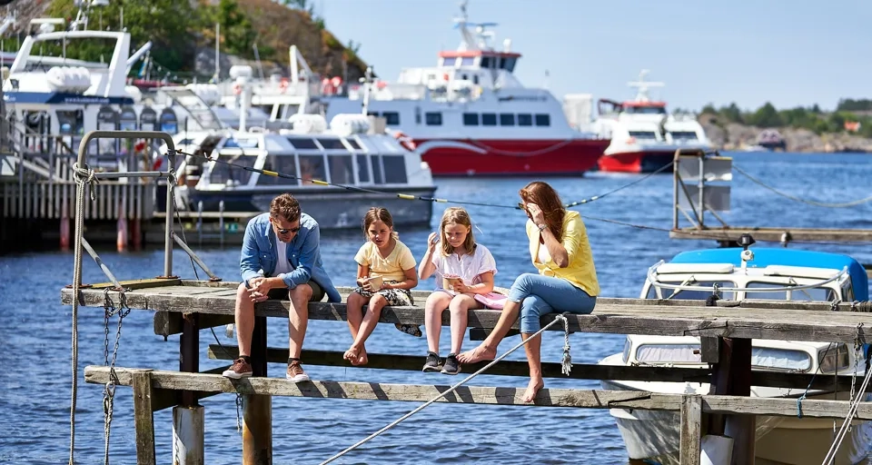 Familj på brygga i norra hamnen
