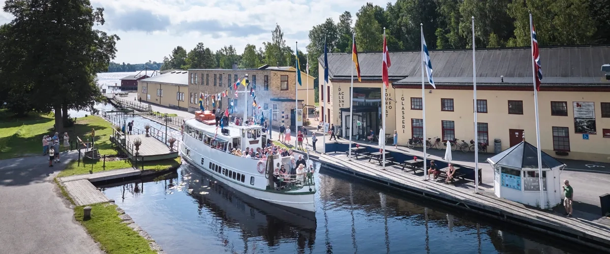 Turbåt i Håveruds sluss utanför Visit Dalsland Center.
