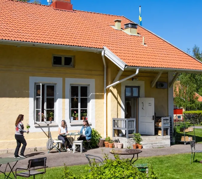 Falkängens hantverksby med historiska byggnader och grönskande omgivningar.