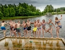 Barn som hoppar i vattnet