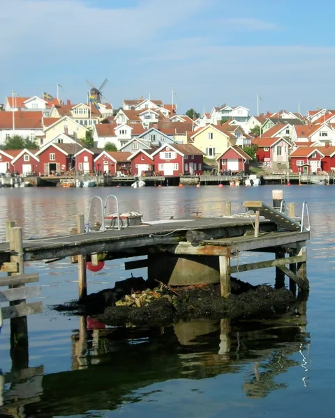En brygga med bebyggelsen i Fiskebäckskil i bakgrunden.