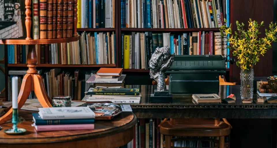 Böcker i en bokhylla.