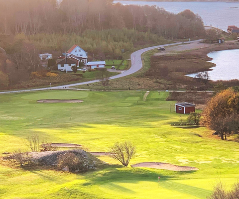 Golfbana med havsutsikt på Orust GK