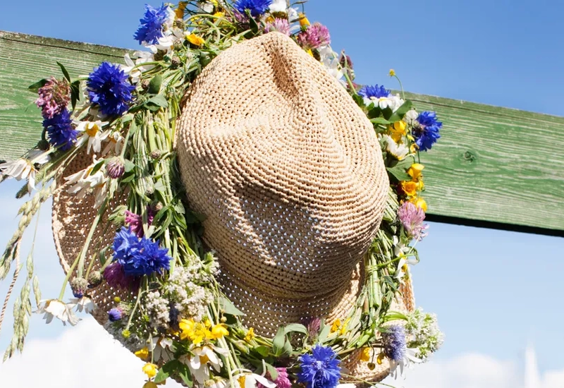 Midsommarkrans på hatt