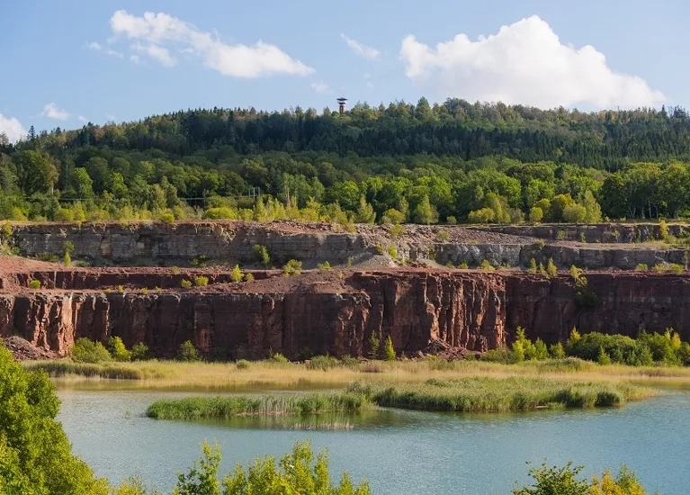 stora stenbrottet, kinnekulle med kalkberget och sjön