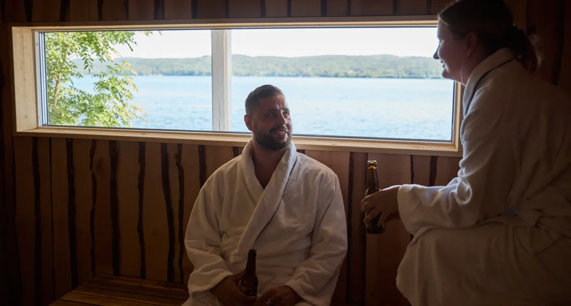 Två personer badar bastu.