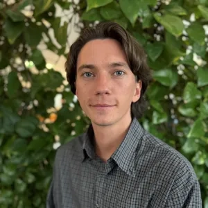 En man som står framför ett träd.