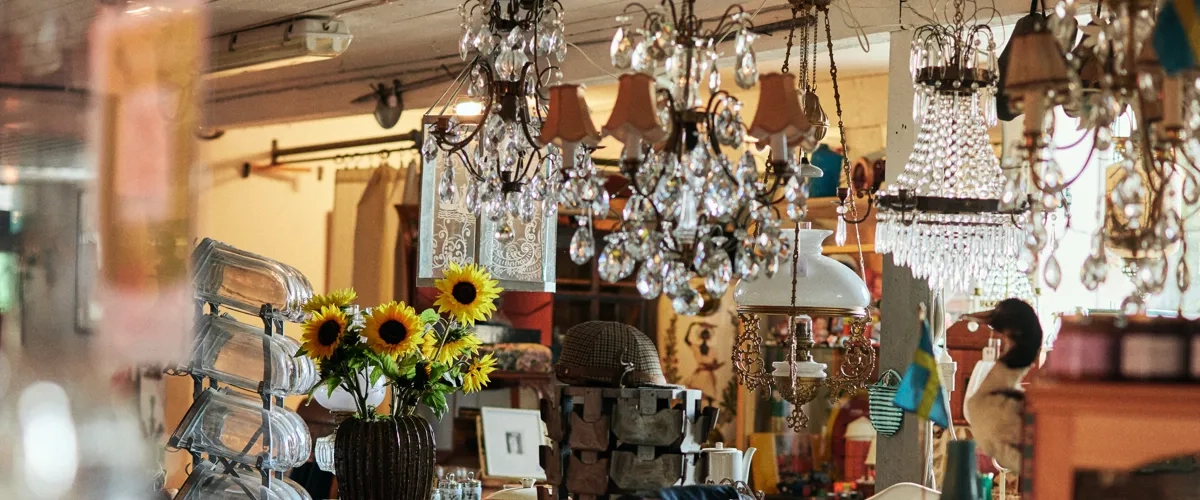 Ett rum fyllt med många möbler och en ljuskrona.