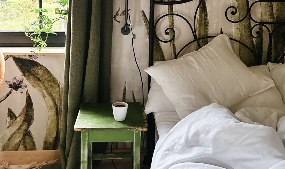 Ett sovrum med en säng och ett fönster.