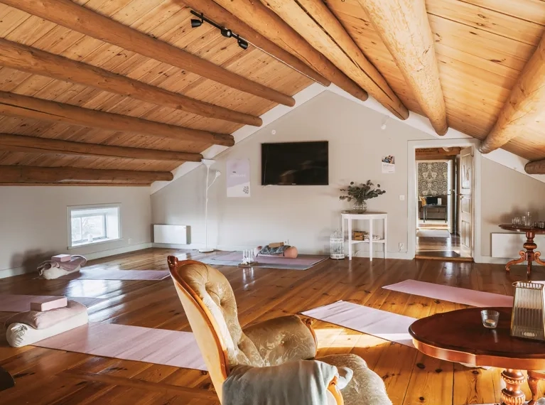 Loftvåningen med utlagda yogamattor på Hova Prästgård B&B
