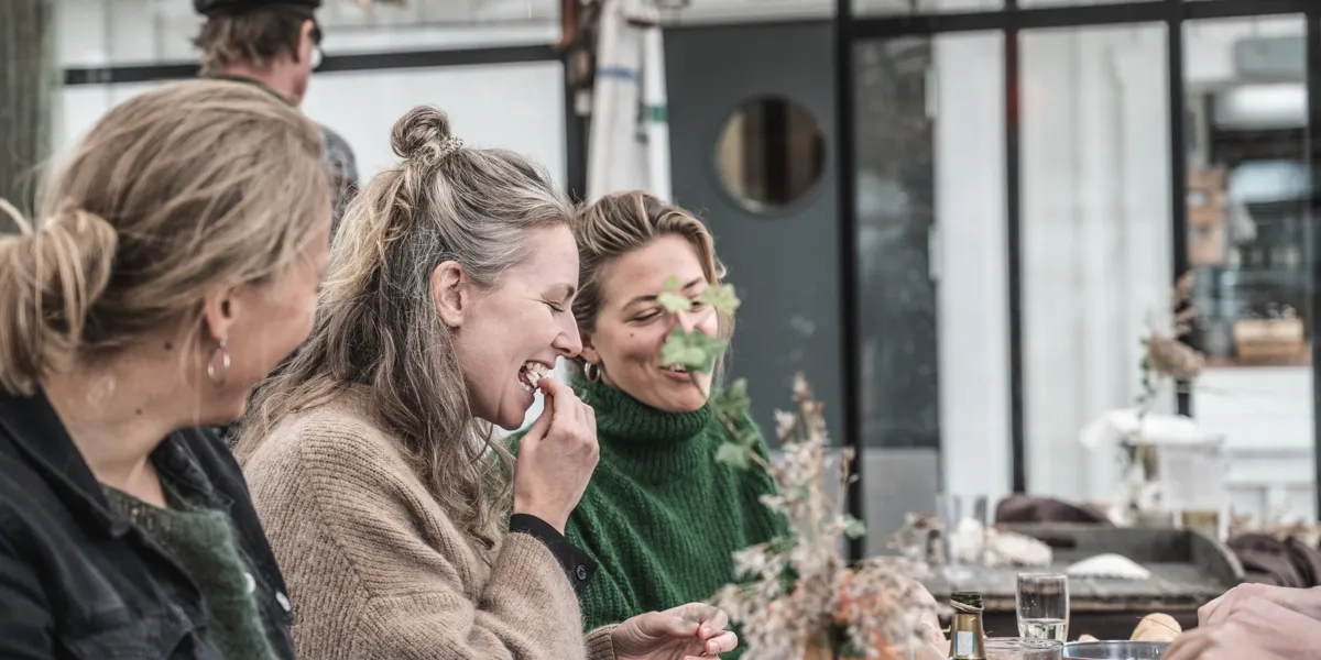 Människor njuter av Hamnkrogen Lotsen