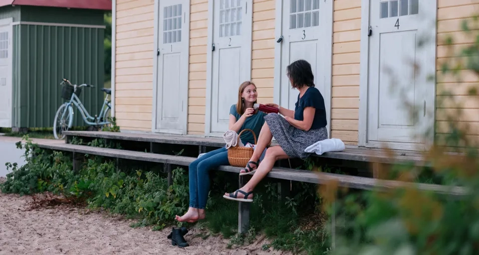 Kvinnor vid badhytterna i Hjo