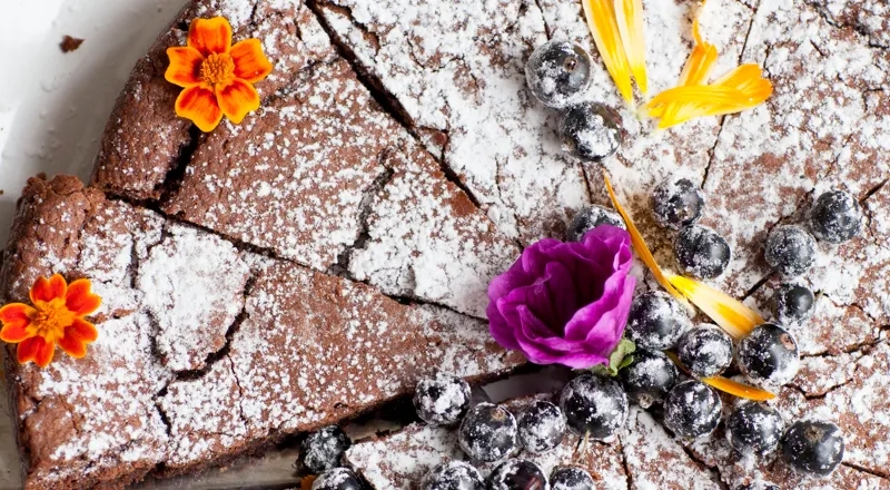 Kladdkaka med blomsterblad