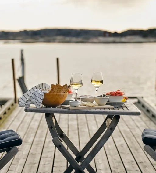 Dukat för två på brygga i Grönemad