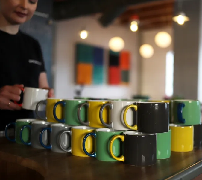 Allmänna ytor med bord och stolar på ett hotell.