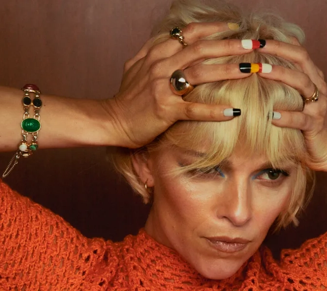 En kvinna med händerna på huvudet.