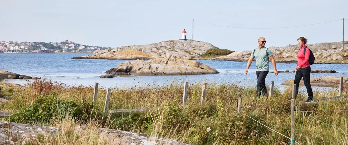 Ett par som vandrar på Björkö i Göteborgs skärgård