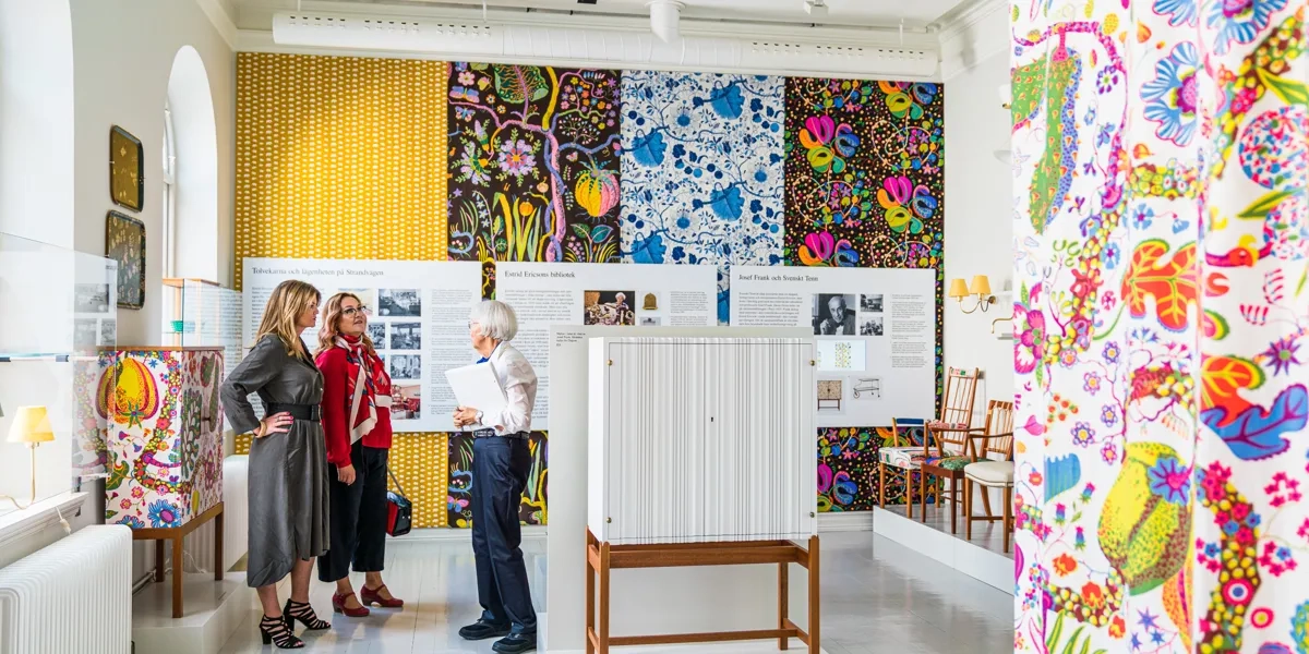 Kvinnor på Estrid Ericson utställning