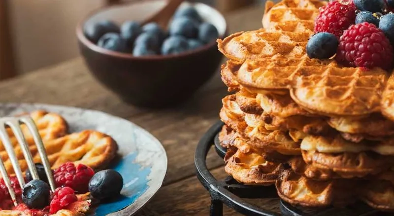 Våfflor med hallon och blåbär