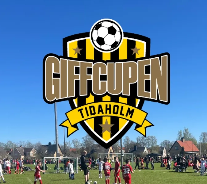 En grupp människor som står på toppen av en fotbollsplan med giffcupen logotyp