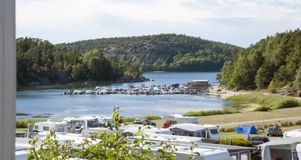Utsikt över en sjö från ett fönster.
