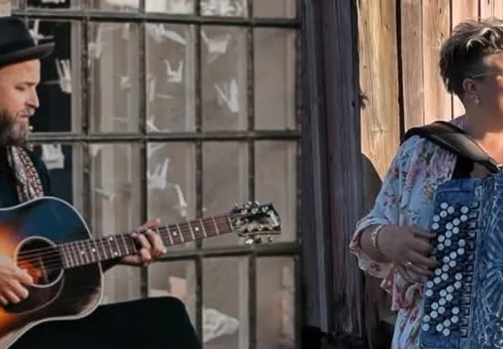 En man som spelar gitarr och en kvinna som spelar dragspel.