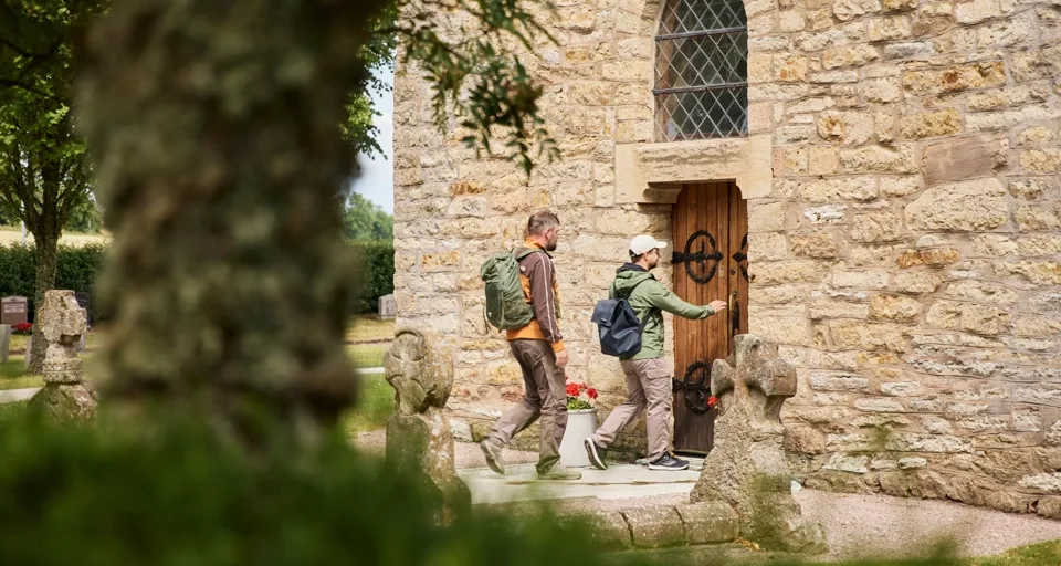 Vandrare besöker Husaby kyrka