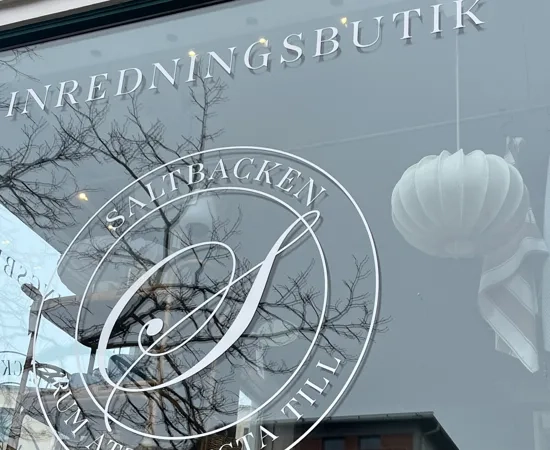 Reflektionen av en byggnad i ett fönster.