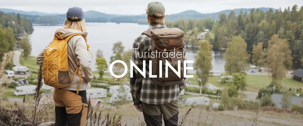 Några personer som står på toppen av en kulle.