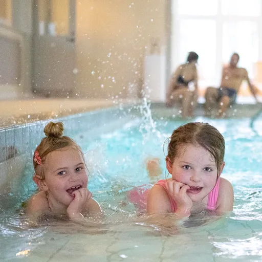 Plaskande barn i poolen