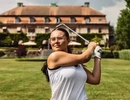 Golfspelare utanför Bjertorp Slott.