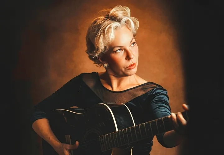 Eva Eastwood med band - Munkedalskalaset - ca. kl. 21:00