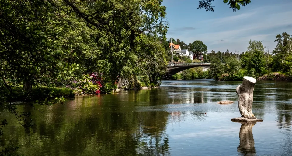 Skulptur av en fot som står i Göta älvs vatten