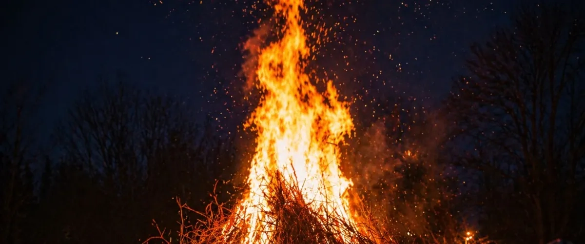 En grupp människor som står runt en brasa.