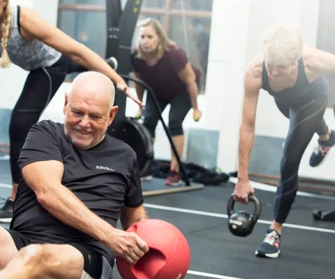 En grupp människor i ett gym som gör övningar.