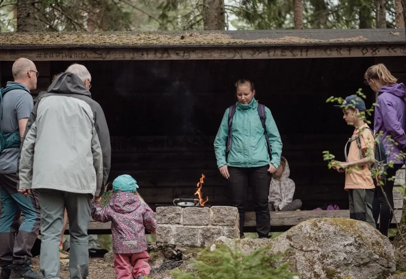 Eine Gruppe von Menschen, die im Wald stehen.