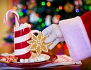 Julstämning med varm choklad, polkagrisstång och pepparkaka.