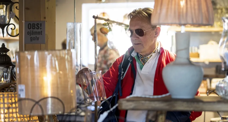 En man som står i ett rum med många lampor.