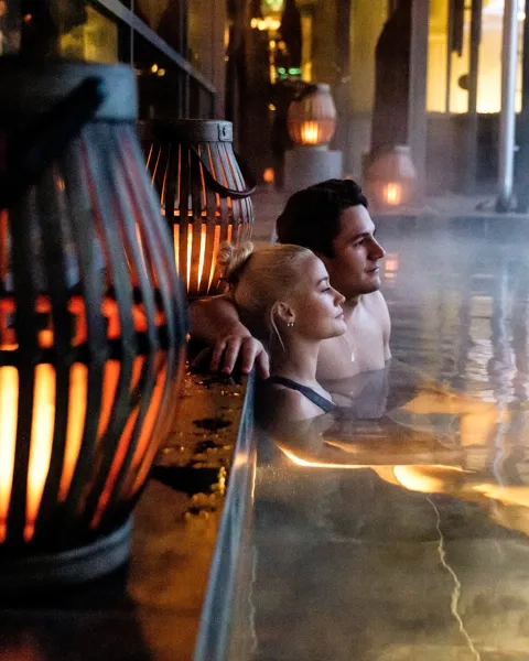 Gäster njuter i inomhuspoolen på Arken Hotel & Art Garden Spa