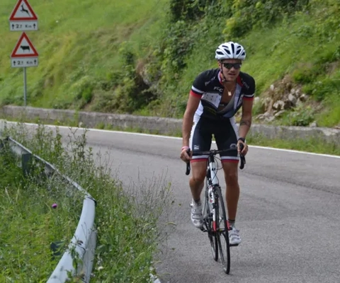 En man cyklar på en kurvig väg.