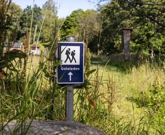 Skylt över vandringsleden Gotaleden.