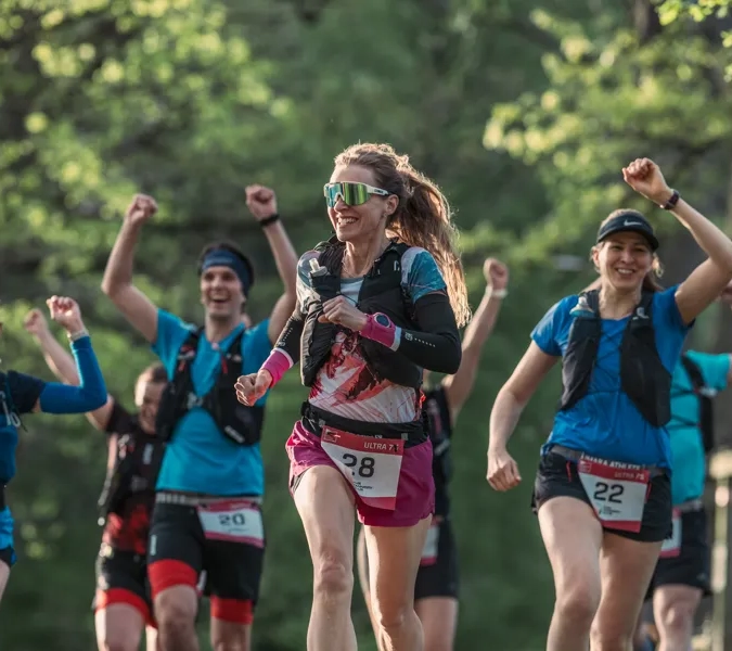 En grupp människor som springer i ett lopp.